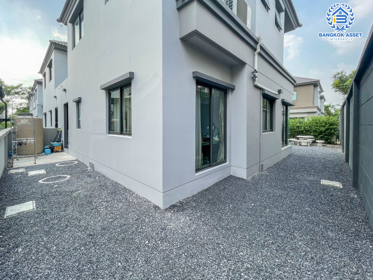 *****บ้านแฝดมือสอง ม.เวนิว ติวานนท์-รังสิต หลังมุม เนื้อที่ 43.5 ตร.ว. บ้านสวยตกแต่งพร้อมอยู่ ฟังก์ชัน 3 ห้องนอน 3 ห้องน้ำ จอดรถได้ 2 คัน แถมเครื่องปรับอากาศ 3 เครื่อง ต่อเติมบิ้วท์อินครัวเคาน์เตอร์พร้อมใช้งาน ทำเลดี ใกล้รถไฟฟ้าสายสีแดง "สถานีรังสิต", ทางด่วน "ศรีสมาน" และ "ศรีรัช"